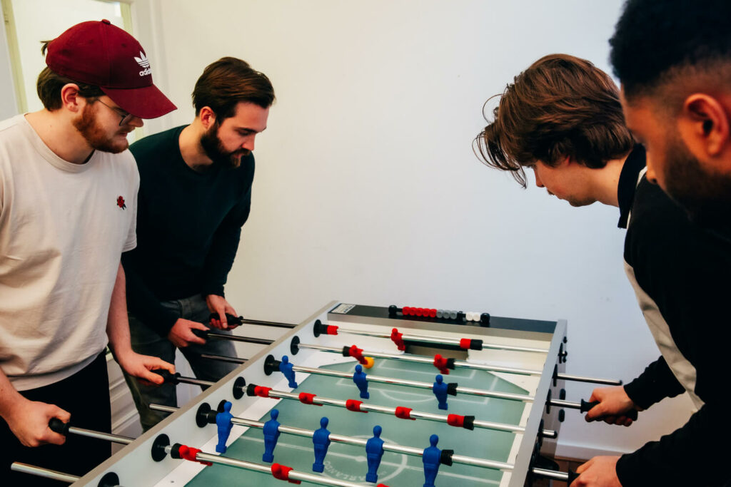 foto van het team van scrumble tijdens een potje tafelvoetbal