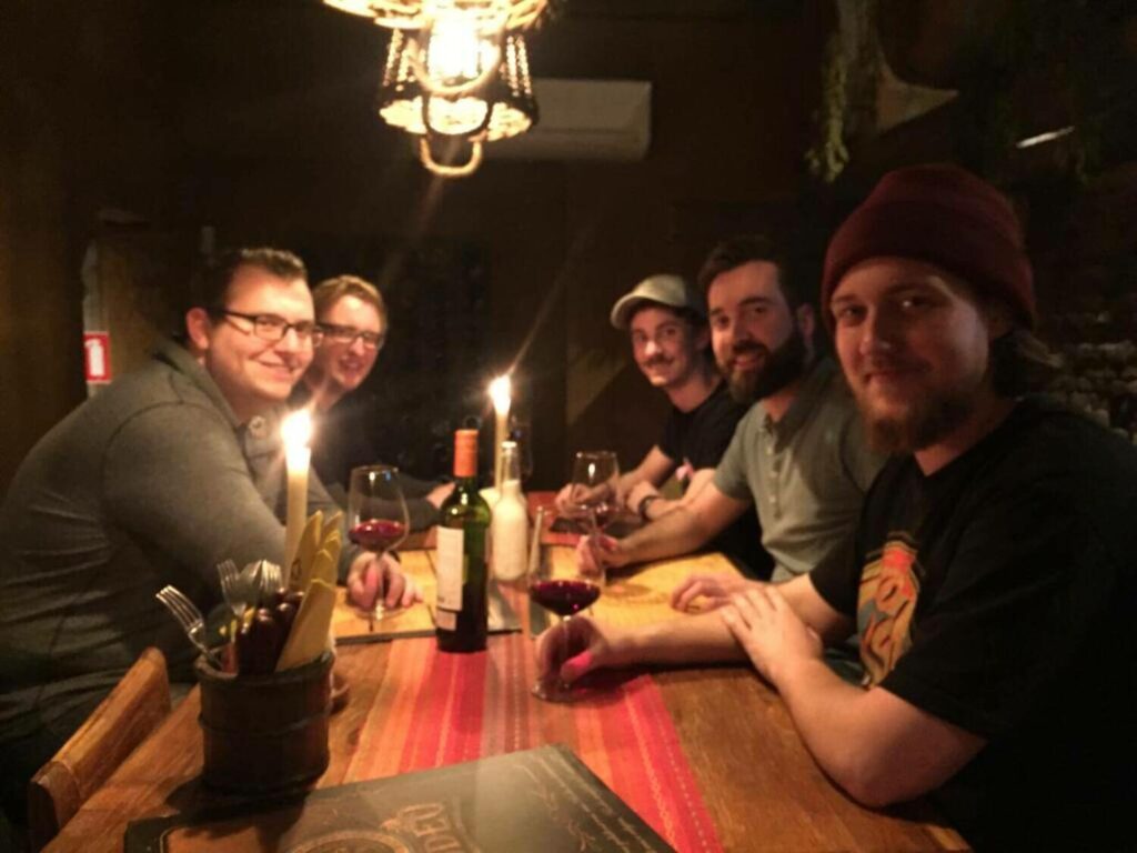 De werknemers van Scrumble aan tafel in een restaurant.
