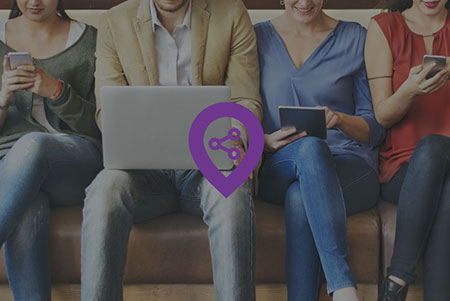 logo van digitalspot bovenop een foto van 4 mensen die naast elkaar op een device aan het werken zijn