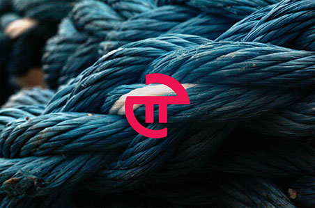 Logo van PI marketing bovenop een foto van blauwe touwen die door elkaar liggen