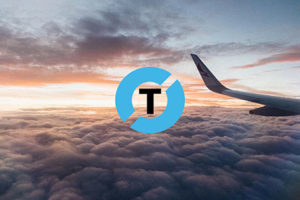 logo van Tourgrid bovenop een foto van de staart van een vliegtuig boven de wolken