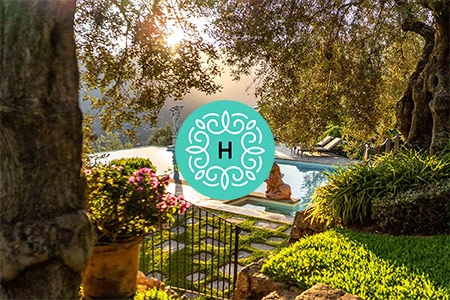 Een omslagfoto van een zomers vakantieadres met zwembad en uitzicht over de bergen, met het logo van Hotiq erop